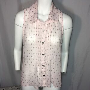 Sleeveless, high-low sheer, collared shirt